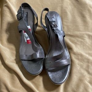 Dark silver Bandolino dice 11